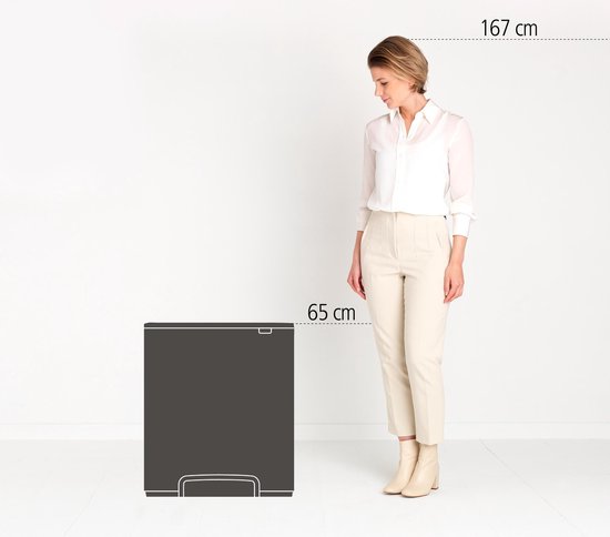 Een vrouw van 167 cm staat naast een donkergrijze Brabantia prullenbak van 65 cm hoog.