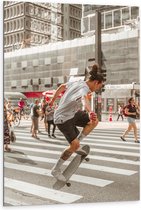Dibond - Skater door de Stad - 80x120cm Foto op Aluminium (Met Ophangsysteem)