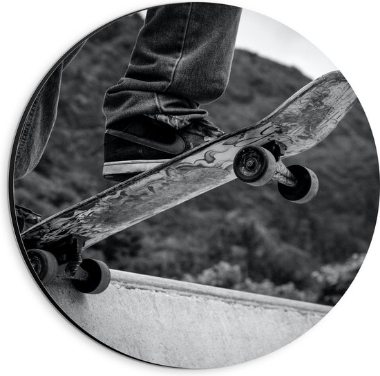 Dibond Wandcirkel - Zwart - Wit Skateboard op Skatebaan - 20x20cm Foto op Aluminium Wandcirkel (met ophangsysteem)