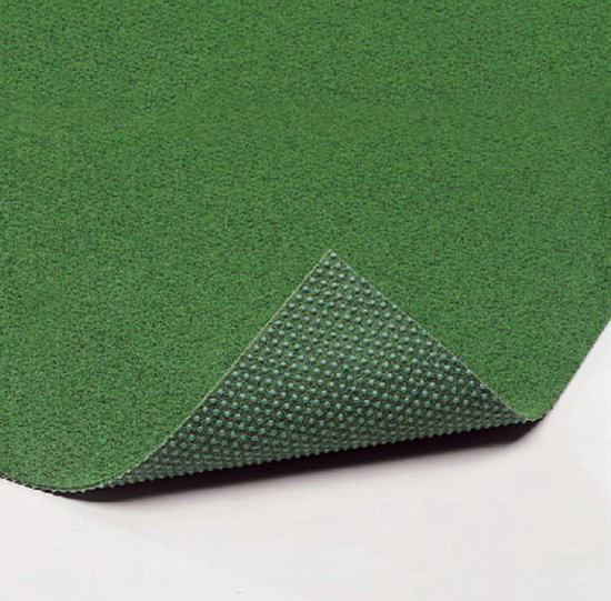 Gazon artificiel vert roulé, montrant le dessous clouté.