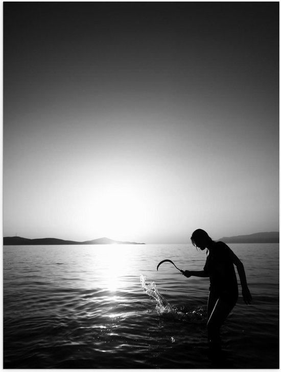 Poster - Vrouw in het Water Zwart - Wit - Foto op Posterpapier