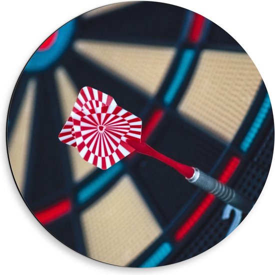 Dibond Wandcirkel - Rood/Witte Dartpijl op Dartboard  - 50x50cm Foto op Aluminium Wandcirkel (met ophangsysteem)
