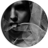 Dibond Wandcirkel - Vrouw bedekt met Stof (zwart/wit) - 20x20cm Foto op Aluminium Wandcirkel (met ophangsysteem)