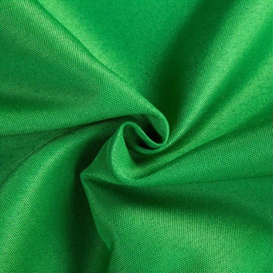 Gros plan d'un tissu vert mousseline avec un tissage subtil et une finition brillante.