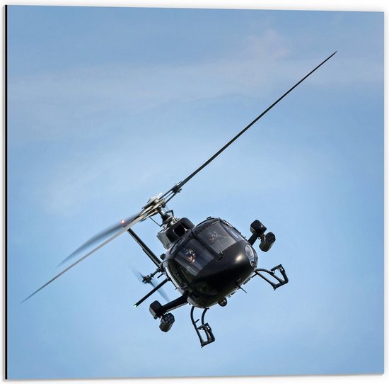 Dibond - Helikopter die een Bocht maakt - 50x50cm Foto op Aluminium (Met Ophangsysteem)