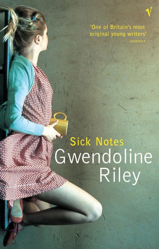 Une jeune fille aux cheveux blonds relevés, portant une robe à carreaux rouge et blanc, un gilet bleu et des chaussures rouges, s'appuie contre un mur et tient une tasse jaune. Texte : Sick Notes Gwendoline Riley.