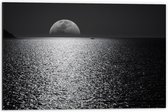 Dibond - Maan aan de Horizon Zwart - Wit - 60x40cm Foto op Aluminium (Wanddecoratie van metaal)