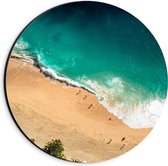 Dibond Wandcirkel - Strand met Wandelende Mensen - 20x20cm Foto op Aluminium Wandcirkel (met ophangsysteem)