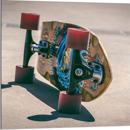 Dibond - Mooi Geschilderd Skatebord aan de Onderkant - 80x80cm Foto op Aluminium (Met Ophangsysteem)