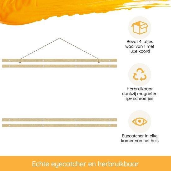 Detailopname magnetische posterhanger met houten latten en magneetbevestiging. Toont eenvoudige bevestiging en herbuikbaarheid.