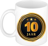 10 jaar jubileum/getrouwd/verjaardag mok medaille/ embleem zwart goud - Cadeau beker verjaardag, jubileum, 10 jaar in dienst