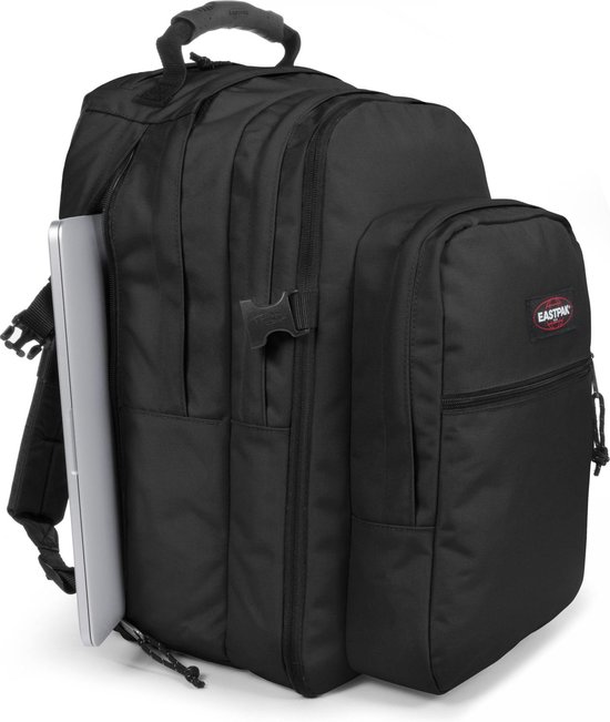Zwarte Eastpak rugzak met een apart vak voor een laptop en een zijvak van mesh.