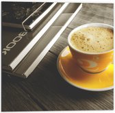 Dibond - Bakje Koffie bij Stapel Boeken - 50x50cm Foto op Aluminium (Wanddecoratie van metaal)