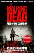 Boekomslag van 'The Walking Dead: Rise of the Governor'. Een vrouw met een sjaal om haar nek en een geweer staat op een trap.