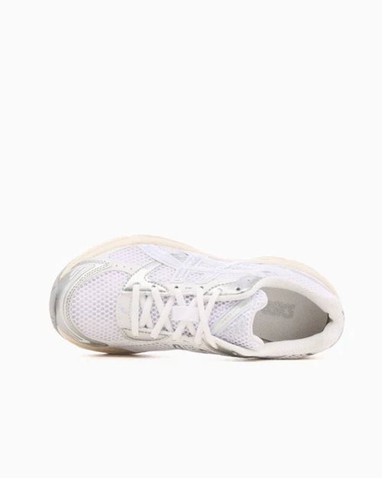 Bovenkant van een witte ASICS Gel-1130 sneaker, met een beige zool en zilveren accenten.