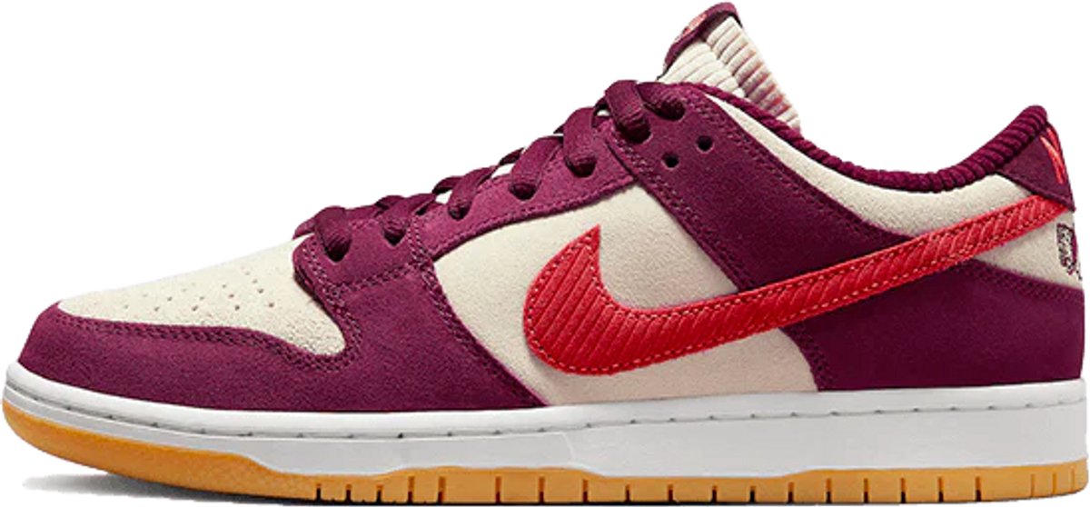 Nike SB Dunk Low Skate Like a Girl Zwart