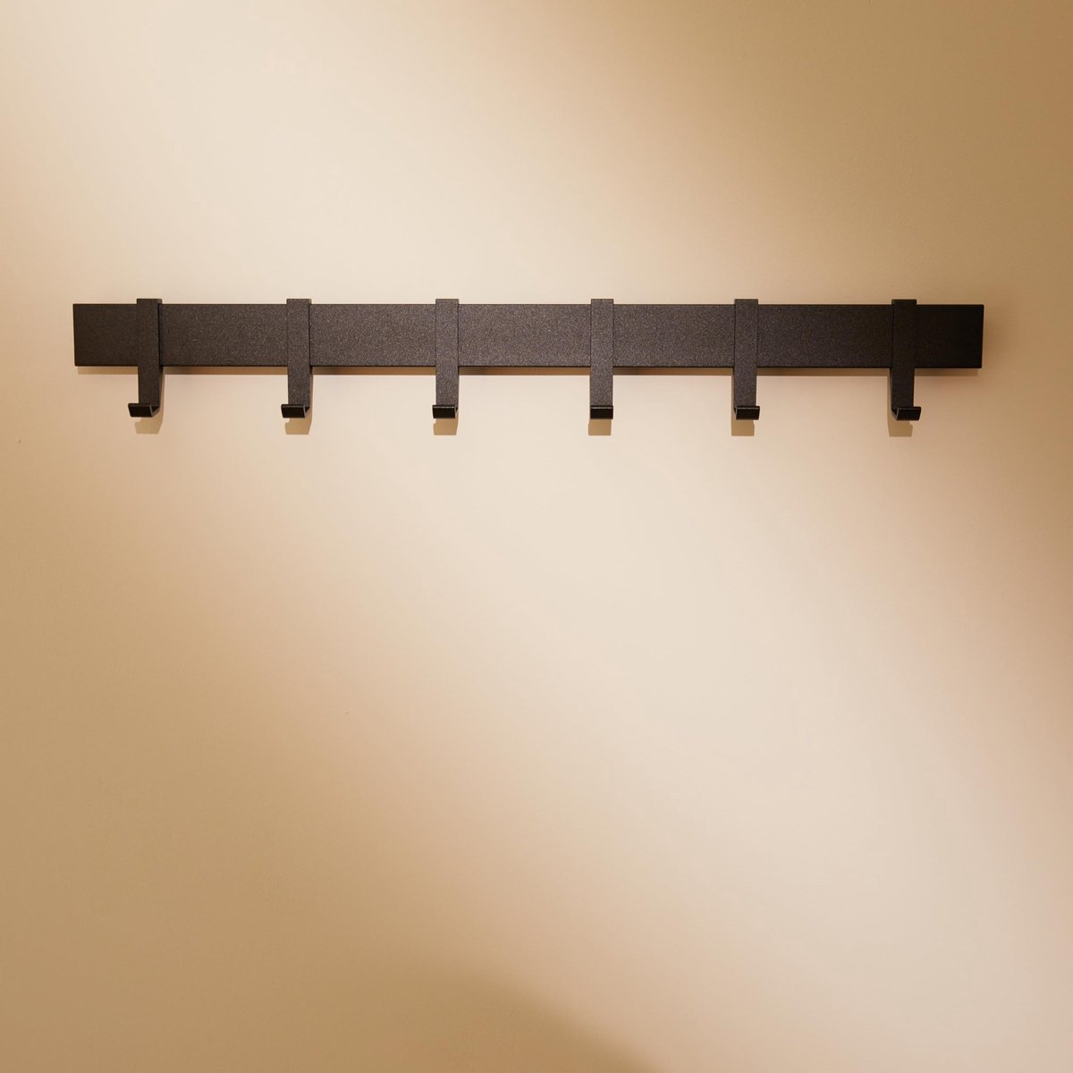 Famanu Moderne metalen wandkapstok met beweegbare haken, haldecoratie in zwart mat, 58 cm, ideaal voor jassen en accessoires