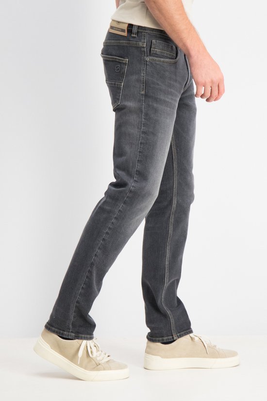 Zijaanzicht van een Gabbiano Arctic relaxed jeans in antraciet stone wash, gedragen door een model.