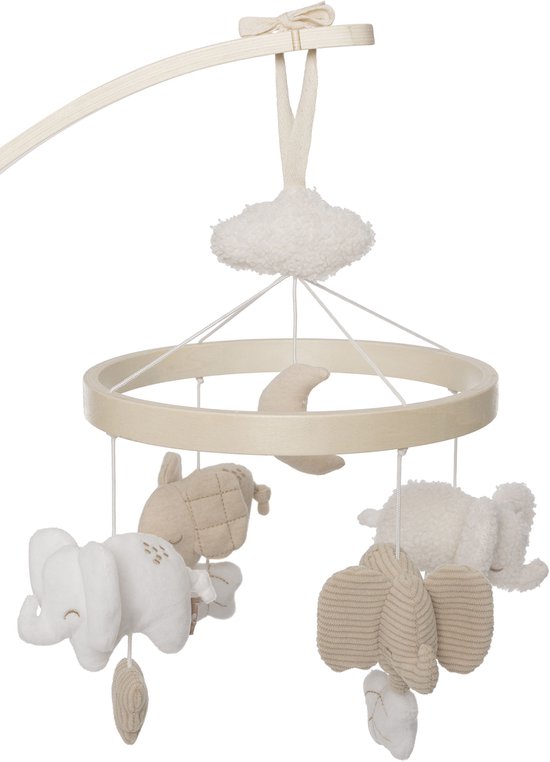 Mobiel met houten ring en beige en witte zachte figuren zoals olifanten, wolken en een maan.