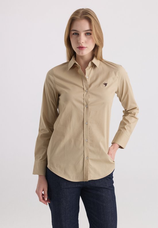 Chemisier femme beige à manches longues, avec petit oiseau brodé sur la poitrine.