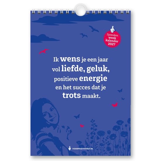 Kalender met tekst: "Ik wens je een jaar vol liefde, geluk, positieve energie en het succes dat je trots maakt." op een blauwe achtergrond met vogels en bloemen.