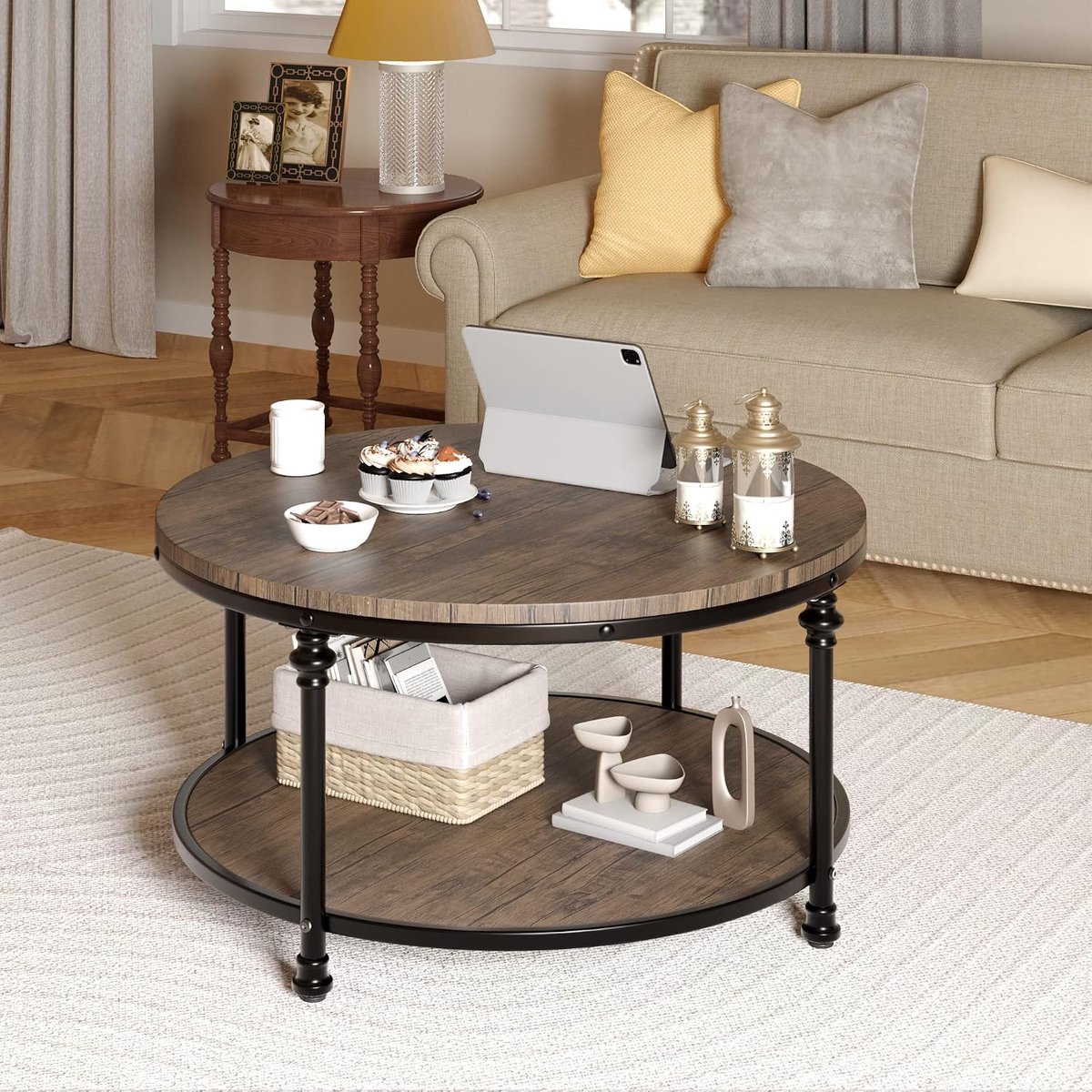Ronde Salontafel met Klassieke Zuilpoten - 77x77x48cm - Koffietafel Landelijke Stijl - 2 Lagen met Open Opbergplank - Metalen Frame - Voor Woonkamer - Bruin