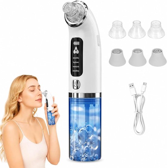 Witte poriënreiniger met blauw waterreservoir, 6 opzetstukken en oplaadkabel. Vrouw gebruikt het apparaat op haar neus.