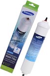 Witte Samsung in-line waterfilter met blauw/groene verpakking, met water splash.
