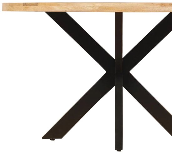Detail van een tafel met een lichtbruin mangohouten blad met rechte rand en een zwart matrix onderstel.