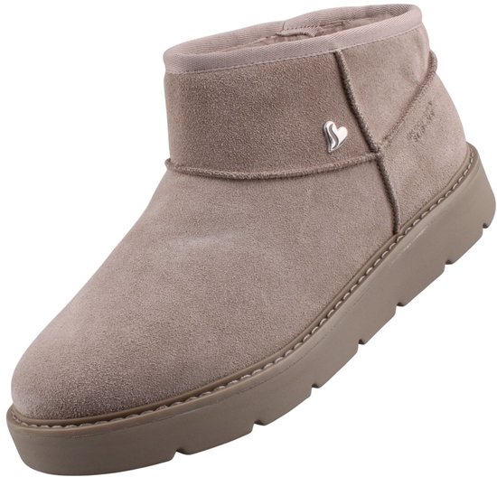 Taupe suède Skechers laars met hartvormig logo op de zijkant en een lichtbruine zool.
