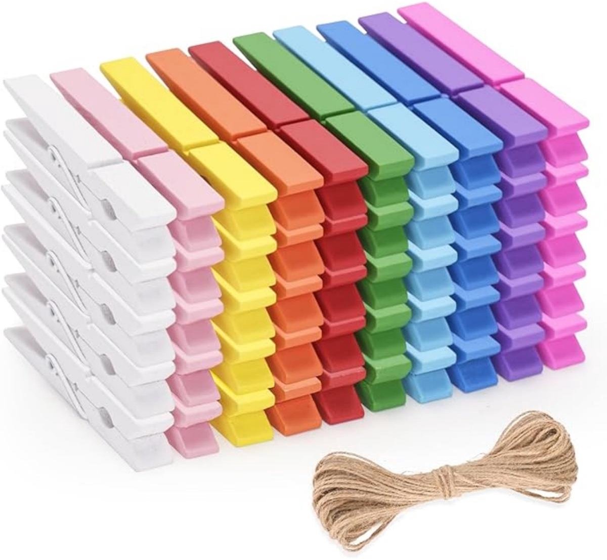 SSTRWGOOD 50 Stuks Fotohouder met Clips - Houten Wasklemmen voor Foto's - 7,2x1cm Kleurrijke Fotoklemmen - Geschikt voor Feestdecoratie en Kinderknutselen - Inclusief 10m Jutesnoer