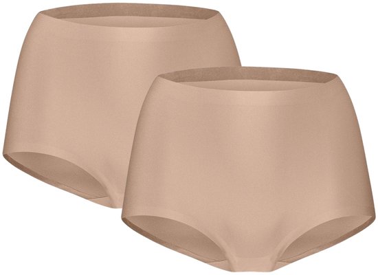 Twee huidkleurige, hoge slips met gladde afwerking op een witte achtergrond.