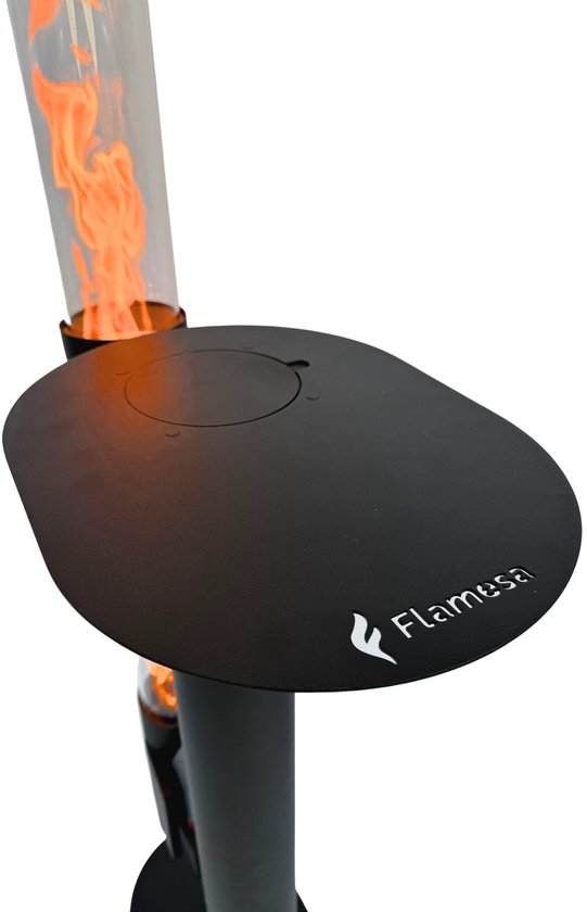 Zwarte tafel van de terrasverwarmer met 'Flamesa' logo, met glazen vuurkolom erachter.
