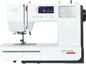 Witte Bernette b38 naaimachine met een digitaal display en bedieningsknoppen.