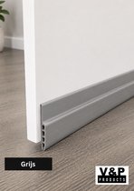 Grijze tochtstrip onder een witte deur op een houten vloer. Tekst: 'Grijs'.