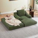 Groene corduroy fauteuil met een uitklapbaar bed, met een vrouw die slaapt.