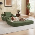 Groene corduroy fauteuil met uitklapbaar bed, met een vrouw die rust.