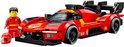 LEGO Speed Champions Ferrari 499P, rouge avec des rayures jaunes, à côté d'un pilote LEGO avec un casque. Le fond est blanc.