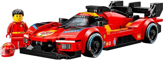 LEGO Speed Champions Ferrari 499P, rouge avec des rayures jaunes, à côté d'un pilote LEGO avec un casque. Le fond est blanc.