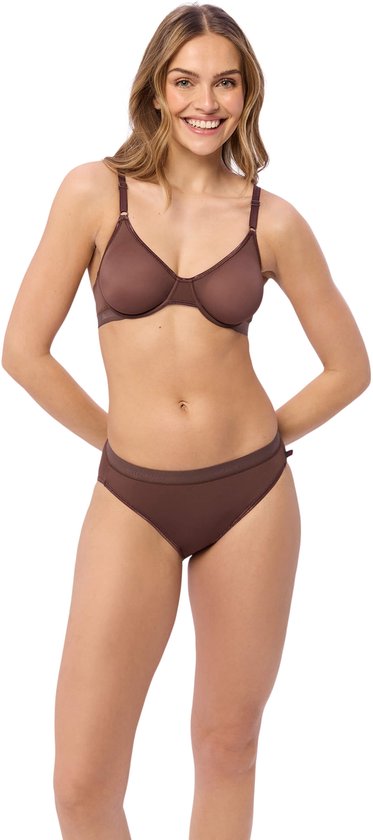 Model in bruine BeeDees beha en slip, handen achter de rug.