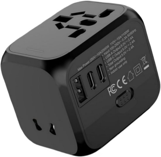 Zwarte universele reisadapter met meerdere stopcontacten en 2 USB-C-poorten.