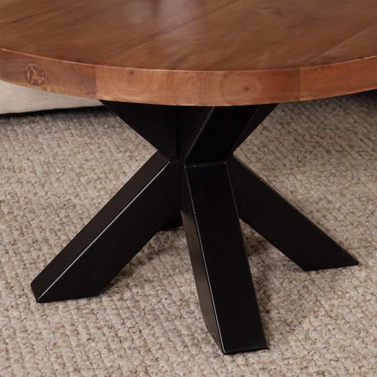 Zwart metalen kruisvormig onderstel van een ronde salontafel met een walnootkleurig mangohouten tafelblad.