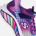 Paarse sneaker met roze veters, regenboogkleurige lichten in de zool en een 'S'-logo.