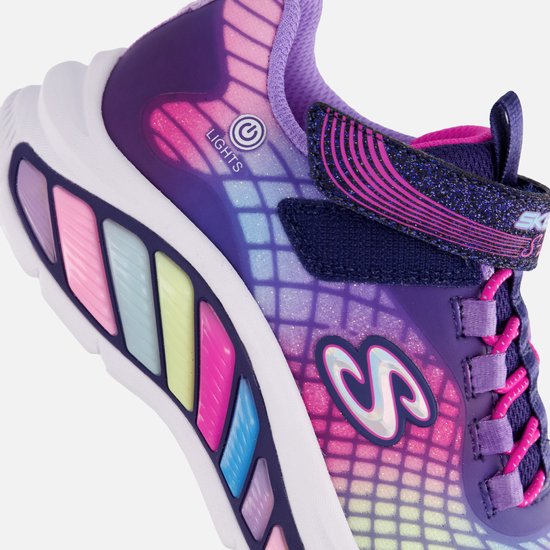 Paarse sneaker met roze veters, regenboogkleurige lichten in de zool en een 'S'-logo.
