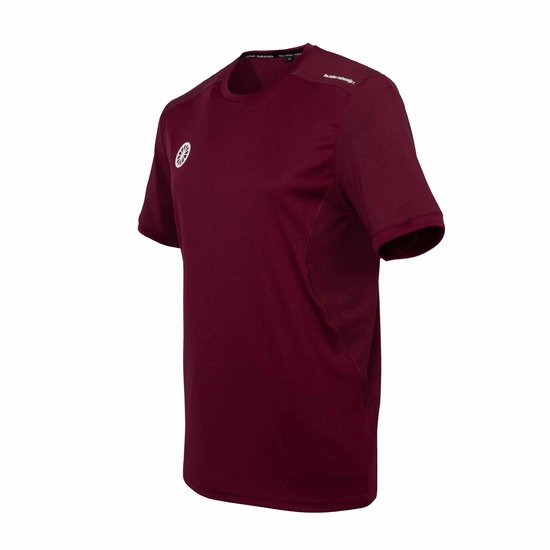 Donkerrode polo met witte logo op de borst en tekst "the indian maharadja" op de kraag.