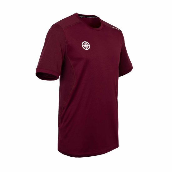 Donkerrode polo met witte logo op de borst en tekst "the indian maharadja" op de kraag.