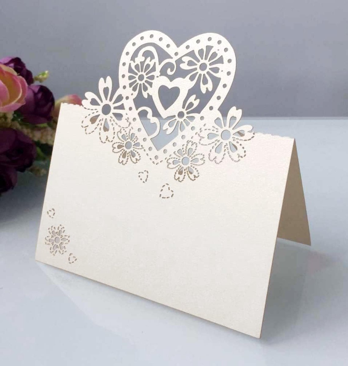SnelShoppen - 20 Stuks Gegraveerde Hartvormige Holle Tafelnummer Naam Plaatjes voor Bruiloft Feestdecoratie - Ivoor, Moeder van Parel Papier, 9x12cm
