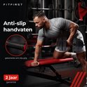 Man traint met halter van 40 kg. Zwarte, gekartelde handgreep met rode accenten.