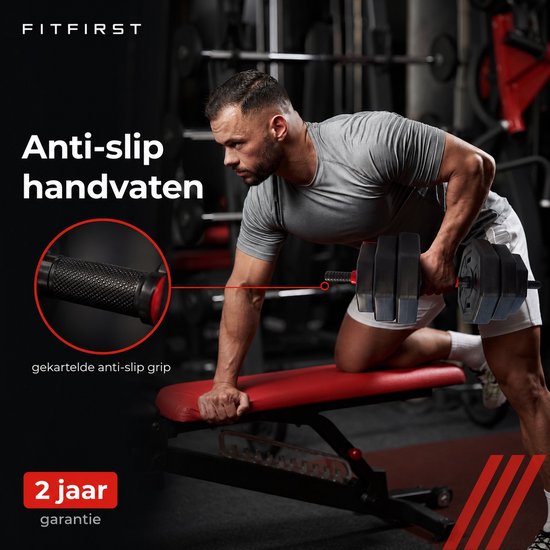 Man traint met halter van 40 kg. Zwarte, gekartelde handgreep met rode accenten.