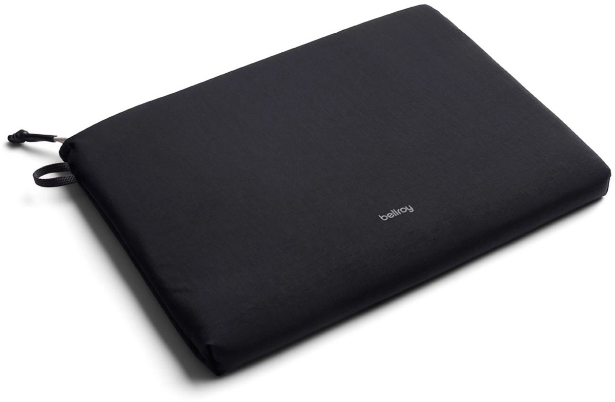Bellroy Lite Sleeve MacBook Pro/Air/Neo 13/14 – Geschikt voor 14 Laptop – Gecoate Rits voor Duurzaamheid – Dubbele Dichtheid Schuim voor Bescherming - Zwart